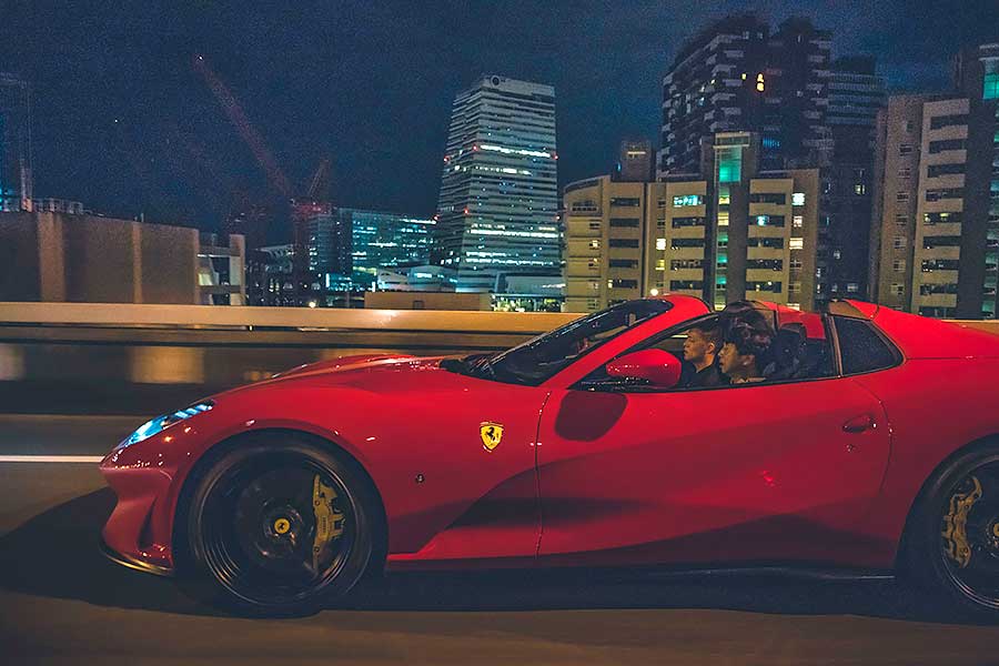 近中午才醒,久未熬夜的腦袋依舊昏沉沉,但耳際似乎仍繚繞著前一晚V12咆嘯的餘韻,那繁華的台北、美妙的義大利之夜……。