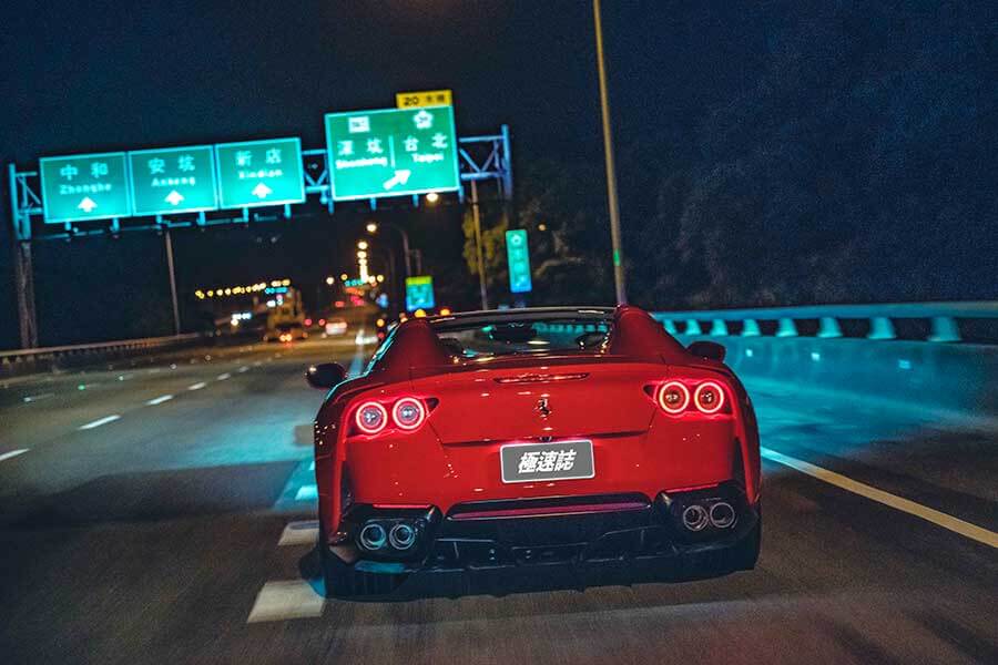 近中午才醒,久未熬夜的腦袋依舊昏沉沉,但耳際似乎仍繚繞著前一晚V12咆嘯的餘韻,那繁華的台北、美妙的義大利之夜……。