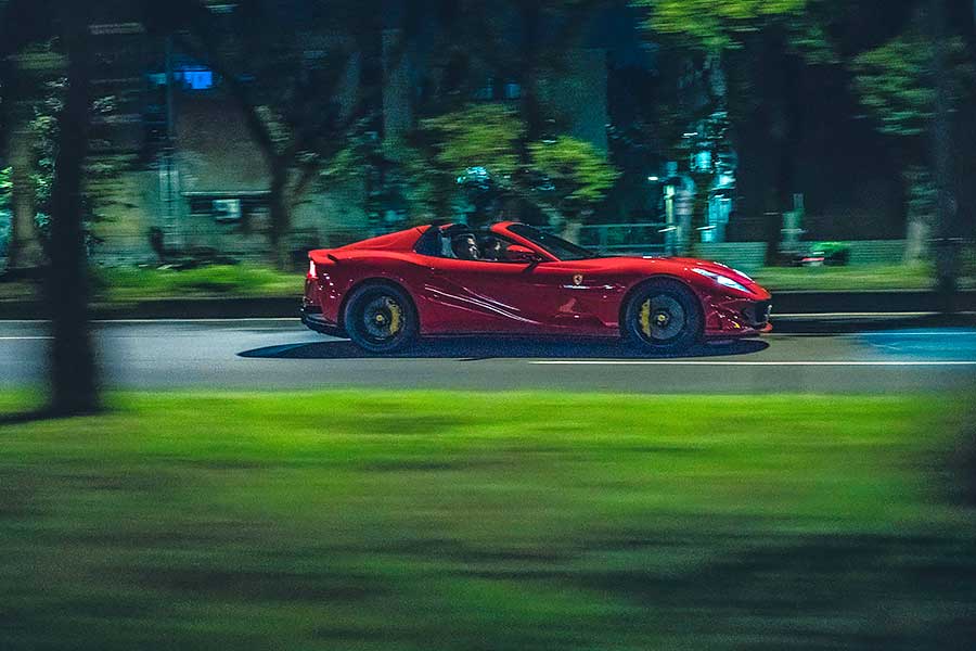 近中午才醒,久未熬夜的腦袋依舊昏沉沉,但耳際似乎仍繚繞著前一晚V12咆嘯的餘韻,那繁華的台北、美妙的義大利之夜……。