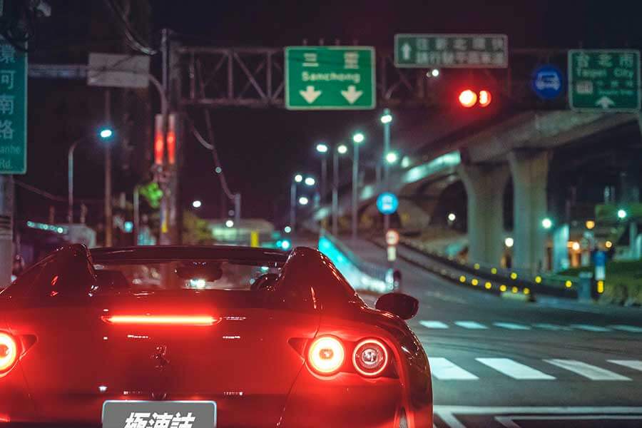 近中午才醒,久未熬夜的腦袋依舊昏沉沉,但耳際似乎仍繚繞著前一晚V12咆嘯的餘韻,那繁華的台北、美妙的義大利之夜……。