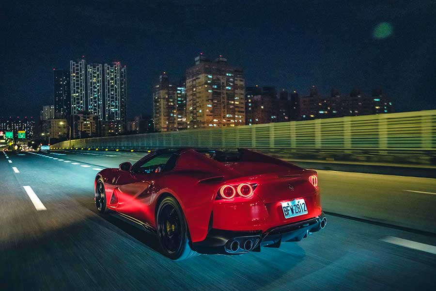 近中午才醒,久未熬夜的腦袋依舊昏沉沉,但耳際似乎仍繚繞著前一晚V12咆嘯的餘韻,那繁華的台北、美妙的義大利之夜……。