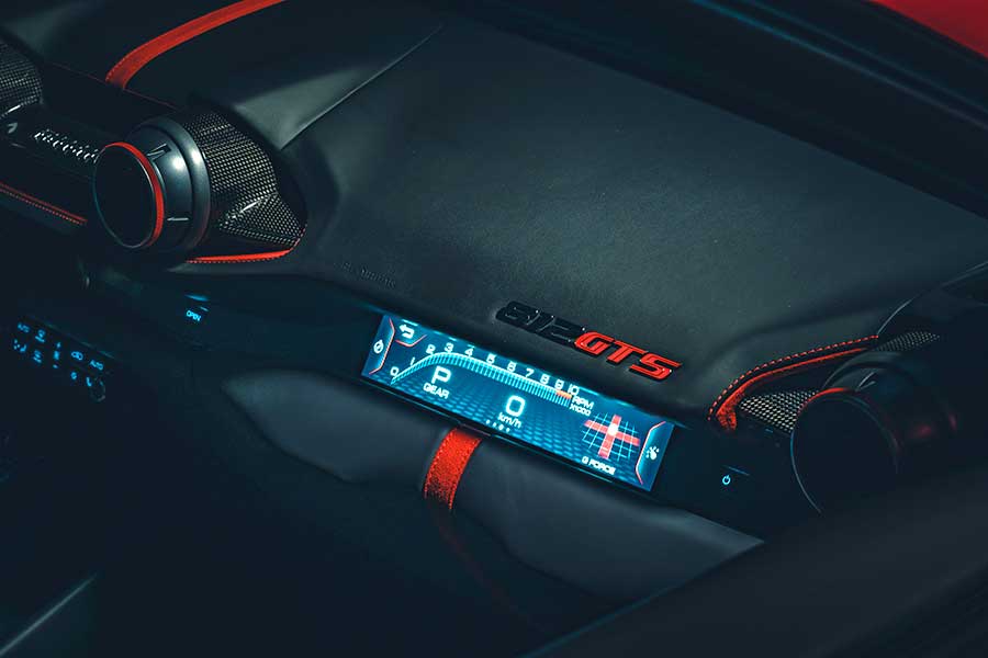 近中午才醒,久未熬夜的腦袋依舊昏沉沉,但耳際似乎仍繚繞著前一晚V12咆嘯的餘韻,那繁華的台北、美妙的義大利之夜……。