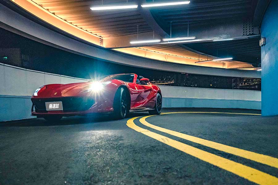 近中午才醒,久未熬夜的腦袋依舊昏沉沉,但耳際似乎仍繚繞著前一晚V12咆嘯的餘韻,那繁華的台北、美妙的義大利之夜……。