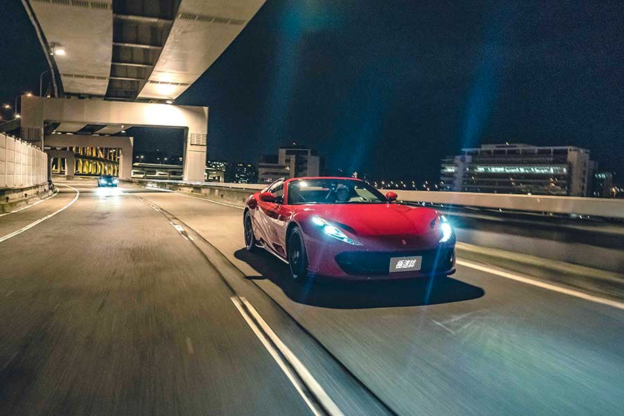 近中午才醒,久未熬夜的腦袋依舊昏沉沉,但耳際似乎仍繚繞著前一晚V12咆嘯的餘韻,那繁華的台北、美妙的義大利之夜……。