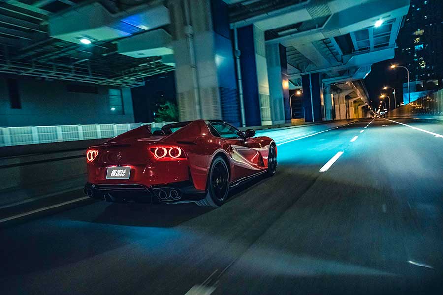 近中午才醒,久未熬夜的腦袋依舊昏沉沉,但耳際似乎仍繚繞著前一晚V12咆嘯的餘韻,那繁華的台北、美妙的義大利之夜……。