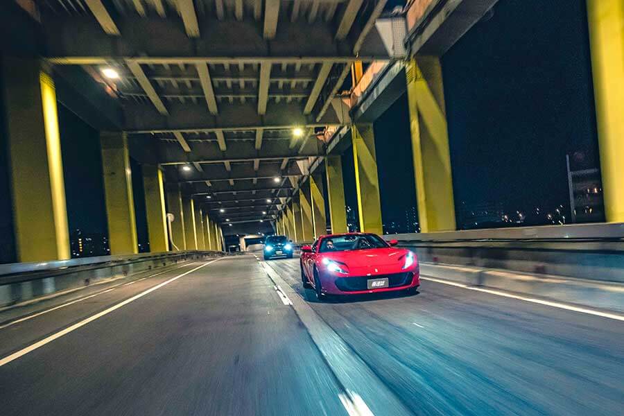 近中午才醒,久未熬夜的腦袋依舊昏沉沉,但耳際似乎仍繚繞著前一晚V12咆嘯的餘韻,那繁華的台北、美妙的義大利之夜……。