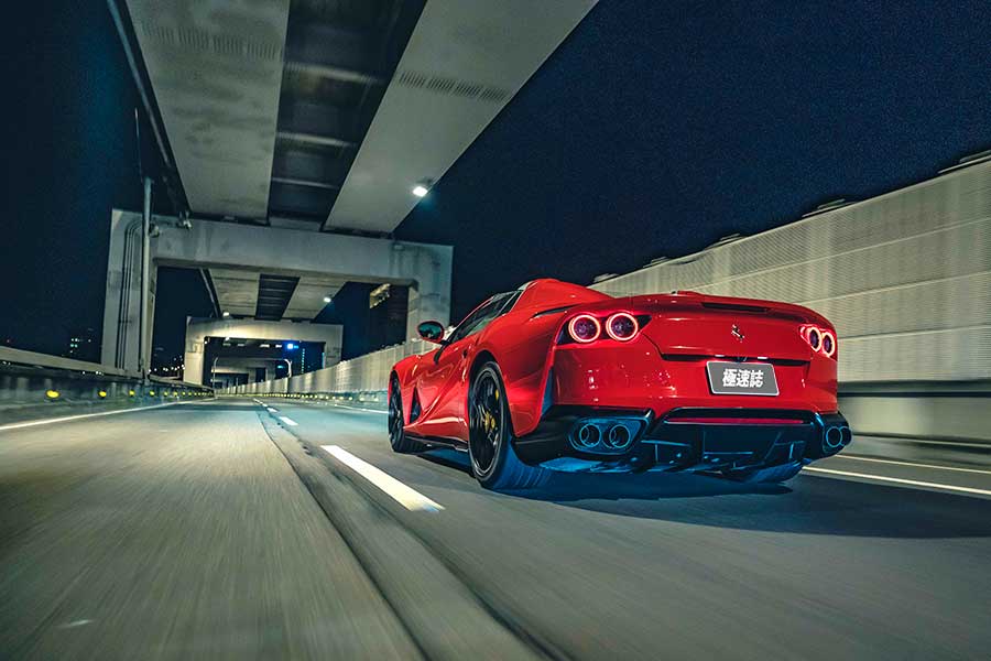 近中午才醒,久未熬夜的腦袋依舊昏沉沉,但耳際似乎仍繚繞著前一晚V12咆嘯的餘韻,那繁華的台北、美妙的義大利之夜……。