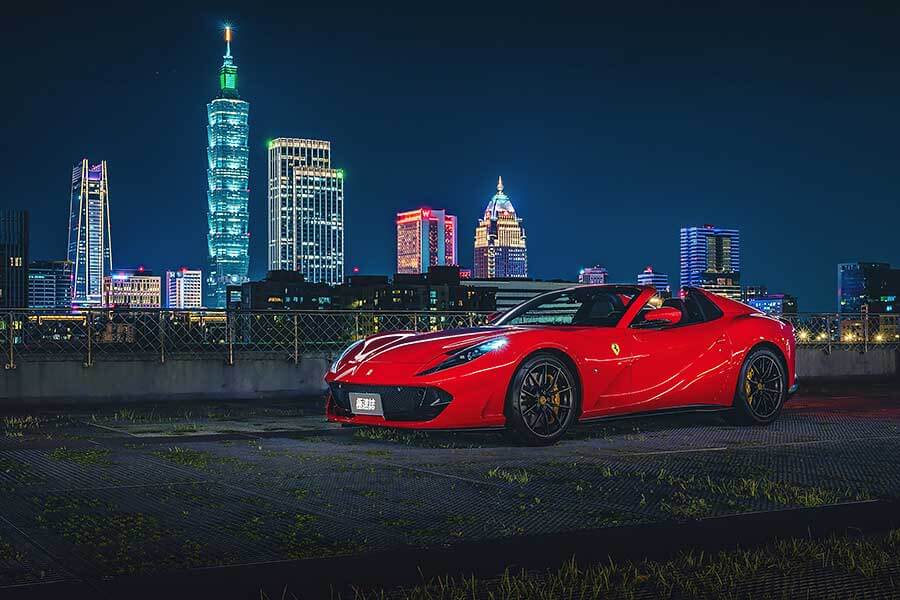 近中午才醒,久未熬夜的腦袋依舊昏沉沉,但耳際似乎仍繚繞著前一晚V12咆嘯的餘韻,那繁華的台北、美妙的義大利之夜……。