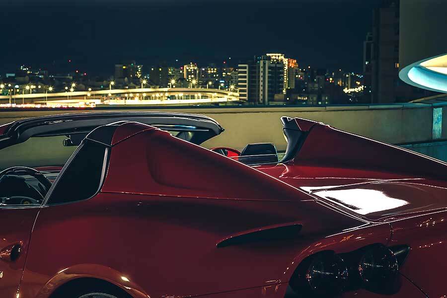 近中午才醒,久未熬夜的腦袋依舊昏沉沉,但耳際似乎仍繚繞著前一晚V12咆嘯的餘韻,那繁華的台北、美妙的義大利之夜……。