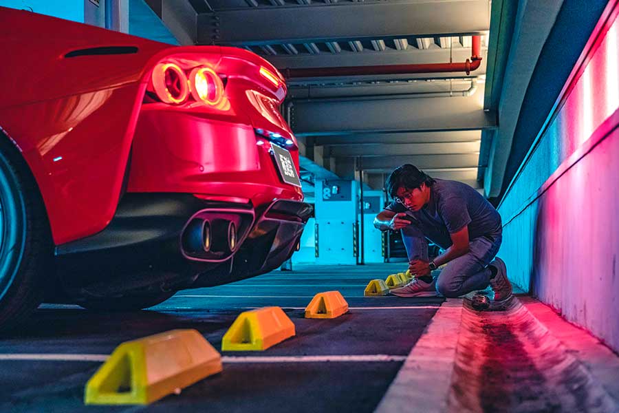 近中午才醒,久未熬夜的腦袋依舊昏沉沉,但耳際似乎仍繚繞著前一晚V12咆嘯的餘韻,那繁華的台北、美妙的義大利之夜……。