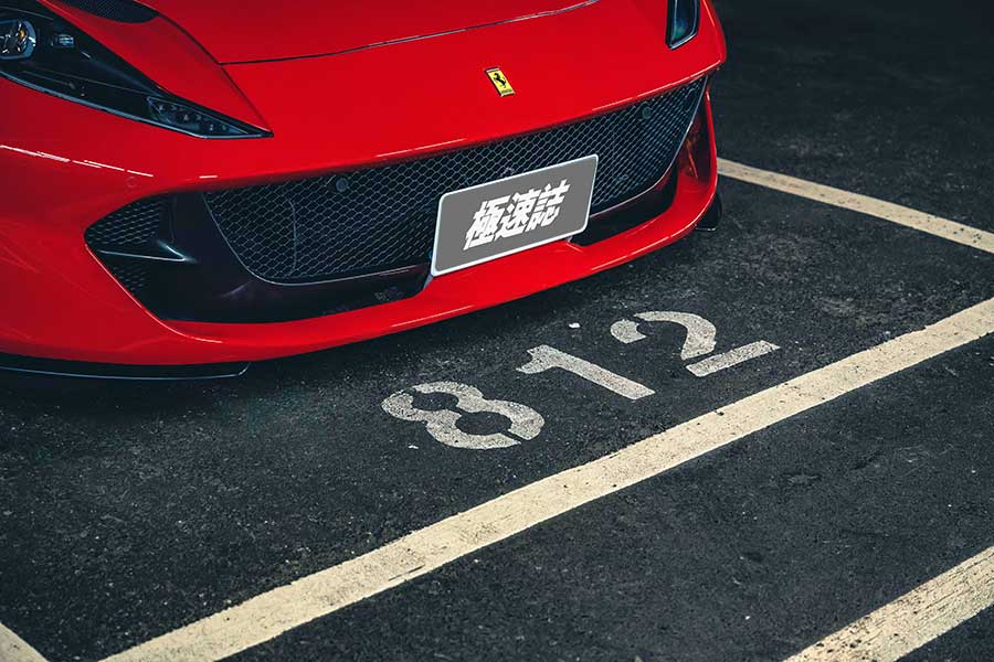 近中午才醒,久未熬夜的腦袋依舊昏沉沉,但耳際似乎仍繚繞著前一晚V12咆嘯的餘韻,那繁華的台北、美妙的義大利之夜……。