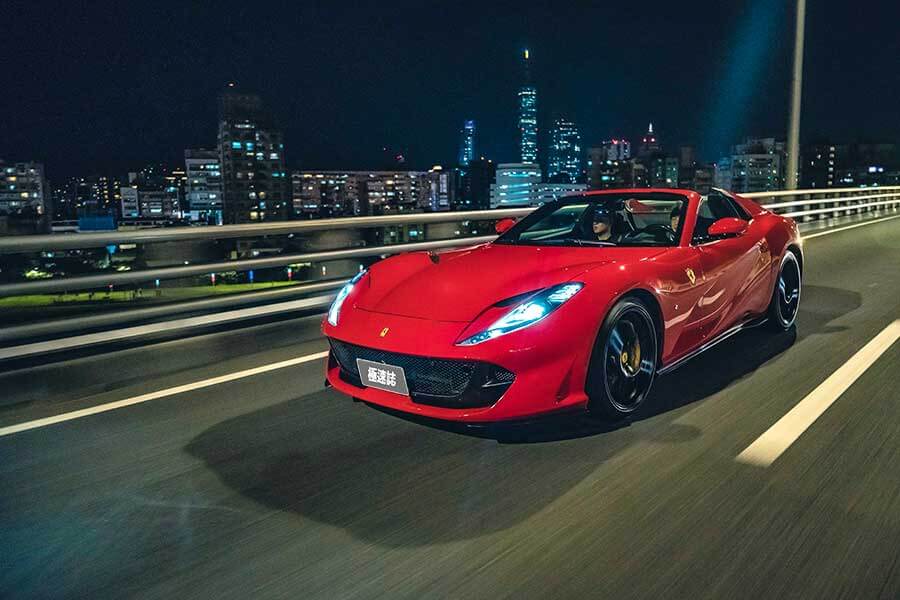 近中午才醒,久未熬夜的腦袋依舊昏沉沉,但耳際似乎仍繚繞著前一晚V12咆嘯的餘韻,那繁華的台北、美妙的義大利之夜……。