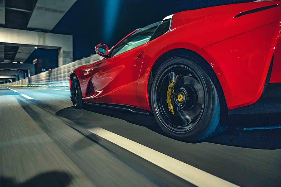 近中午才醒,久未熬夜的腦袋依舊昏沉沉,但耳際似乎仍繚繞著前一晚V12咆嘯的餘韻,那繁華的台北、美妙的義大利之夜……。