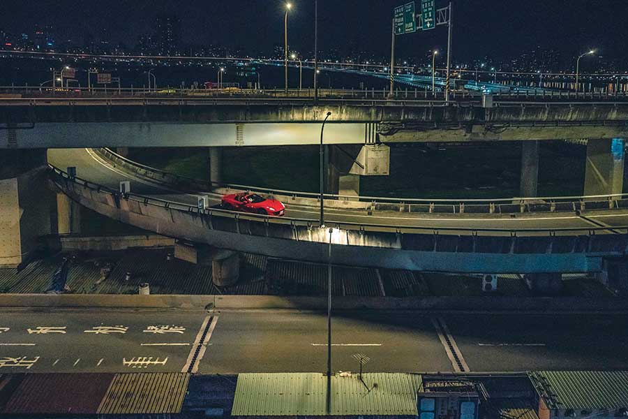近中午才醒,久未熬夜的腦袋依舊昏沉沉,但耳際似乎仍繚繞著前一晚V12咆嘯的餘韻,那繁華的台北、美妙的義大利之夜……。