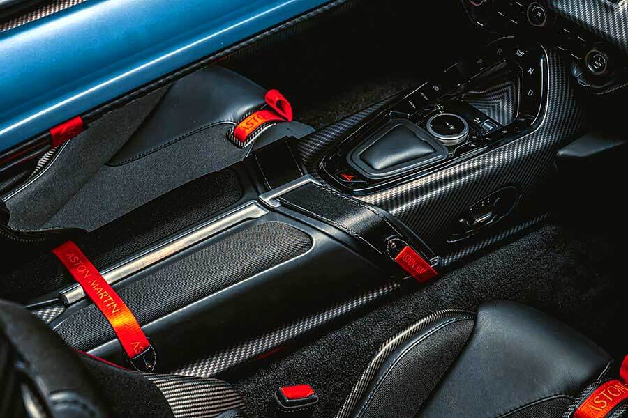 當今天下,富者愈富,貧者愈貧,正是汽車公司用無比高效率套現的時候。