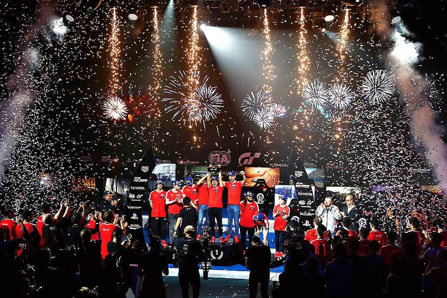 歡迎來到山內一典的世界。把模擬世界與現實之間的分界弄得模糊不清乃其天職。