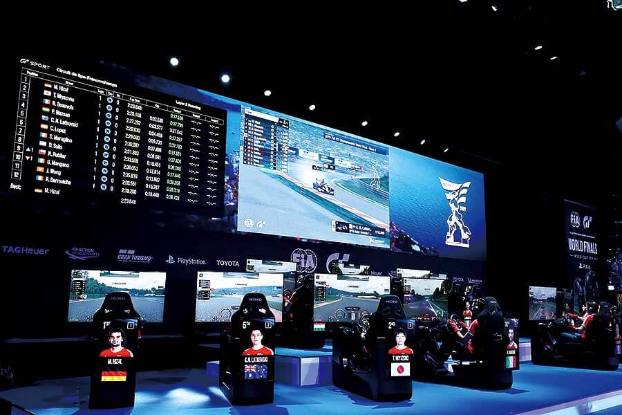 歡迎來到山內一典的世界。把模擬世界與現實之間的分界弄得模糊不清乃其天職。