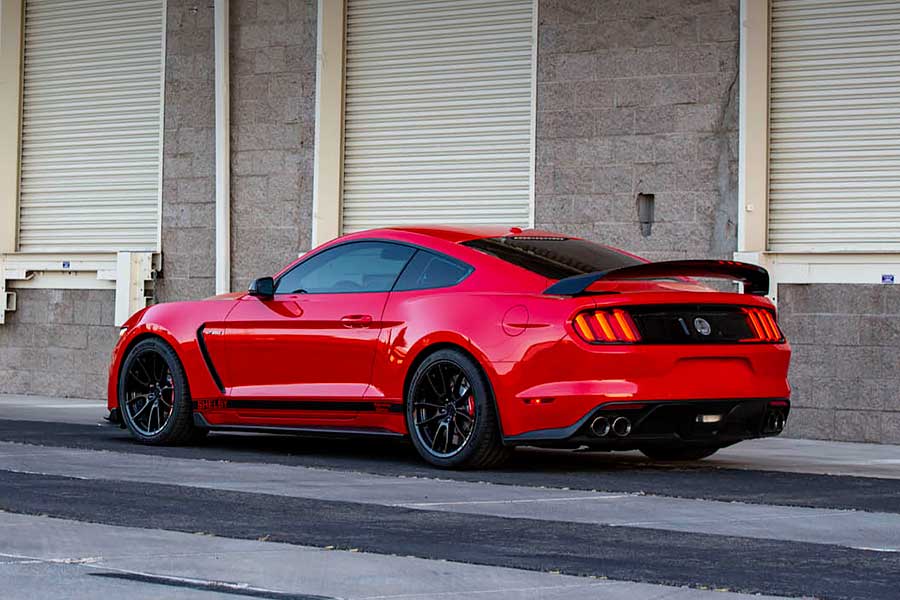 gt350se-3 比起NBA球星簽名鞋款,謝爾比簽名款野馬更誘人。