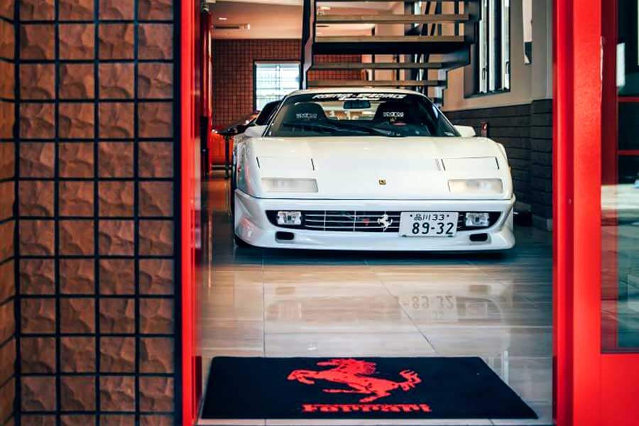 我們追查到一部訴說至狂改裝商故事的八零年代絕品Testarossa，其名曰KOENIG-SPECIALS。