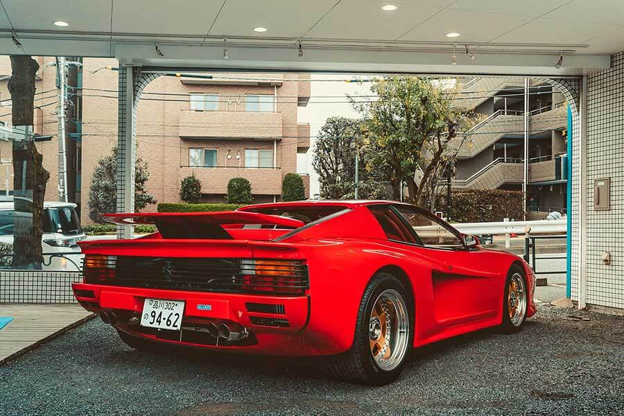 我們追查到一部訴說至狂改裝商故事的八零年代絕品Testarossa，其名曰KOENIG-SPECIALS。