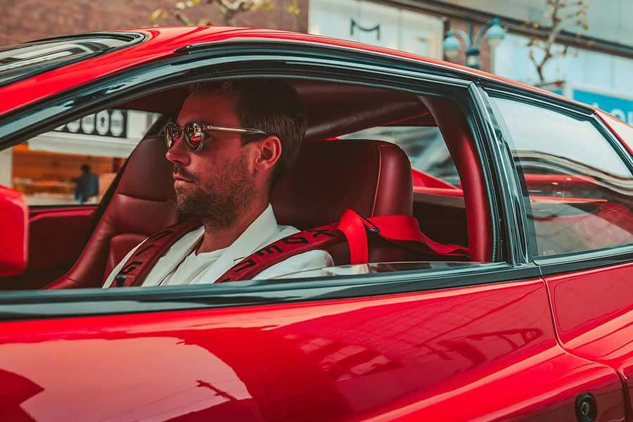 我們追查到一部訴說至狂改裝商故事的八零年代絕品Testarossa，其名曰KOENIG-SPECIALS。