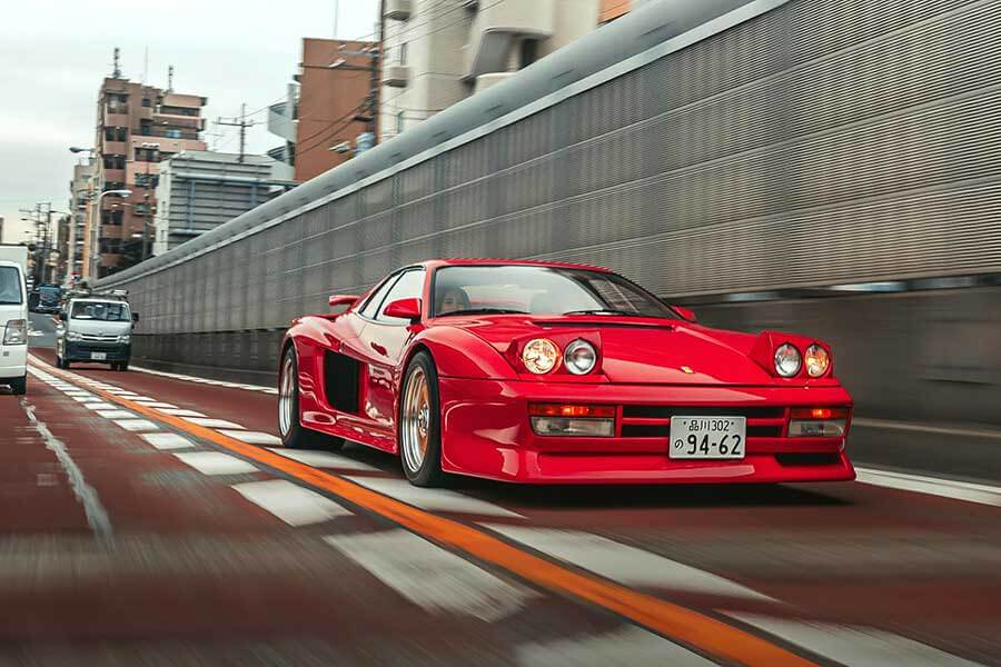 我們追查到一部訴說至狂改裝商故事的八零年代絕品Testarossa，其名曰KOENIG-SPECIALS。