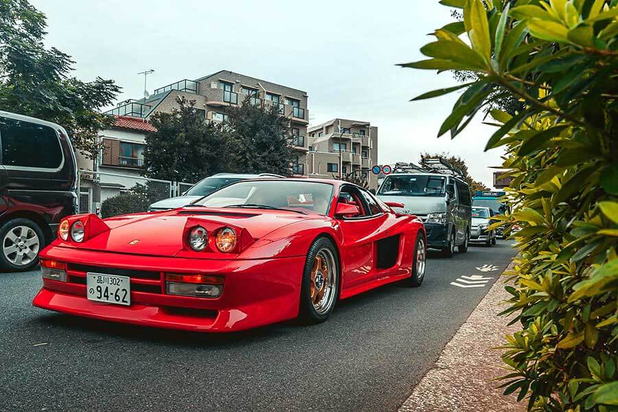 我們追查到一部訴說至狂改裝商故事的八零年代絕品Testarossa，其名曰KOENIG-SPECIALS。