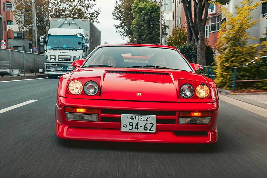 我們追查到一部訴說至狂改裝商故事的八零年代絕品Testarossa，其名曰KOENIG-SPECIALS。