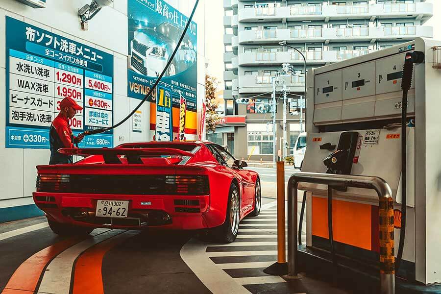 我們追查到一部訴說至狂改裝商故事的八零年代絕品Testarossa，其名曰KOENIG-SPECIALS。