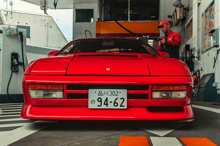 我們追查到一部訴說至狂改裝商故事的八零年代絕品Testarossa，其名曰KOENIG-SPECIALS。