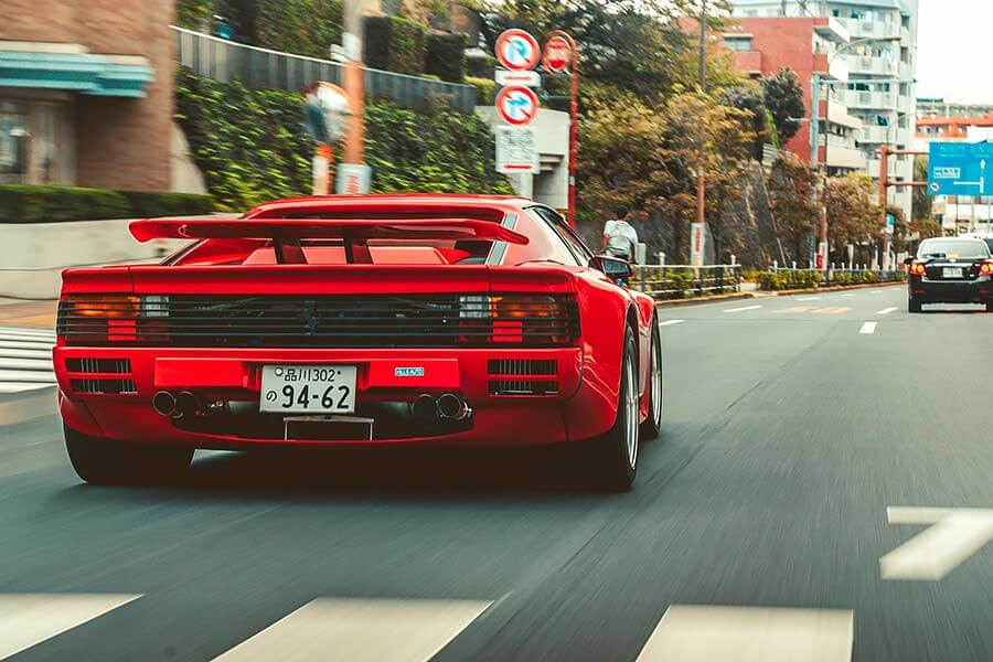 我們追查到一部訴說至狂改裝商故事的八零年代絕品Testarossa，其名曰KOENIG-SPECIALS。