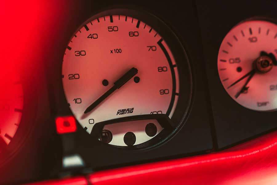 我們追查到一部訴說至狂改裝商故事的八零年代絕品Testarossa，其名曰KOENIG-SPECIALS。