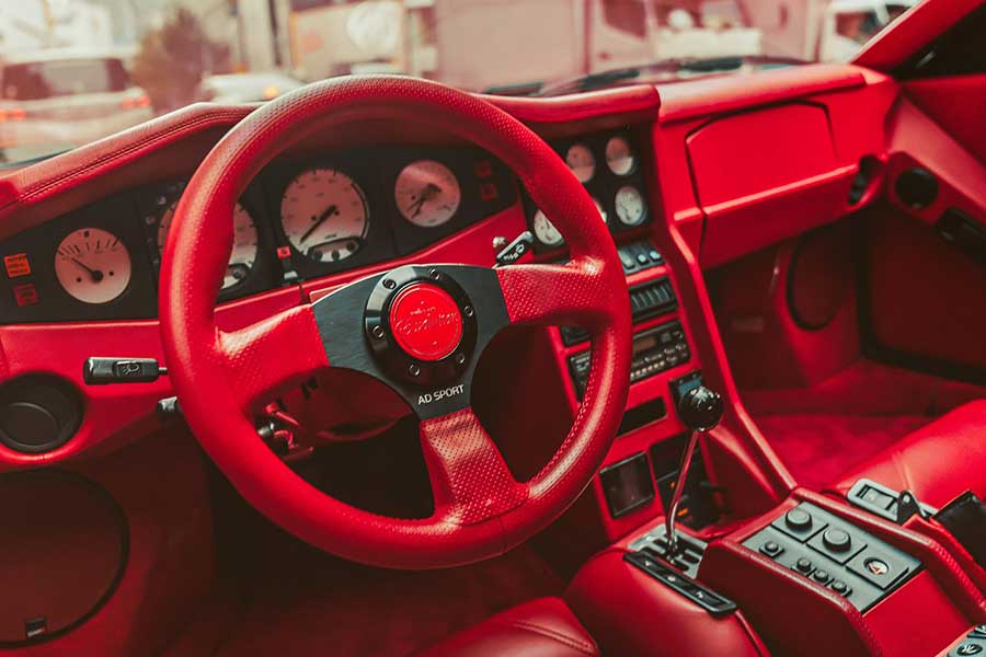 我們追查到一部訴說至狂改裝商故事的八零年代絕品Testarossa，其名曰KOENIG-SPECIALS。