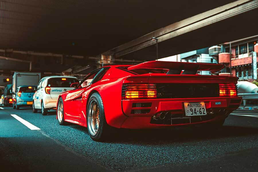 我們追查到一部訴說至狂改裝商故事的八零年代絕品Testarossa，其名曰KOENIG-SPECIALS。