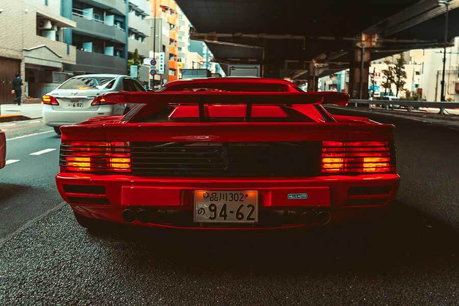 我們追查到一部訴說至狂改裝商故事的八零年代絕品Testarossa，其名曰KOENIG-SPECIALS。