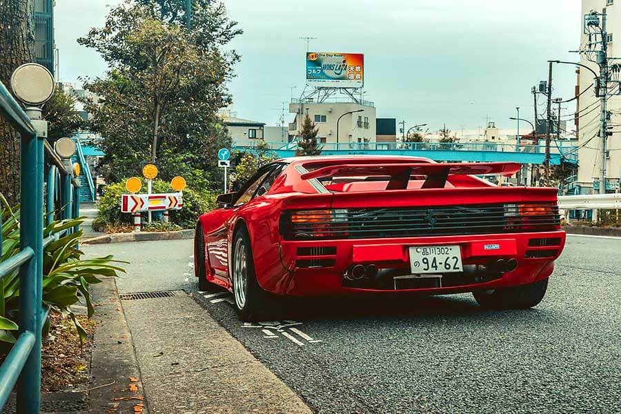 我們追查到一部訴說至狂改裝商故事的八零年代絕品Testarossa，其名曰KOENIG-SPECIALS。