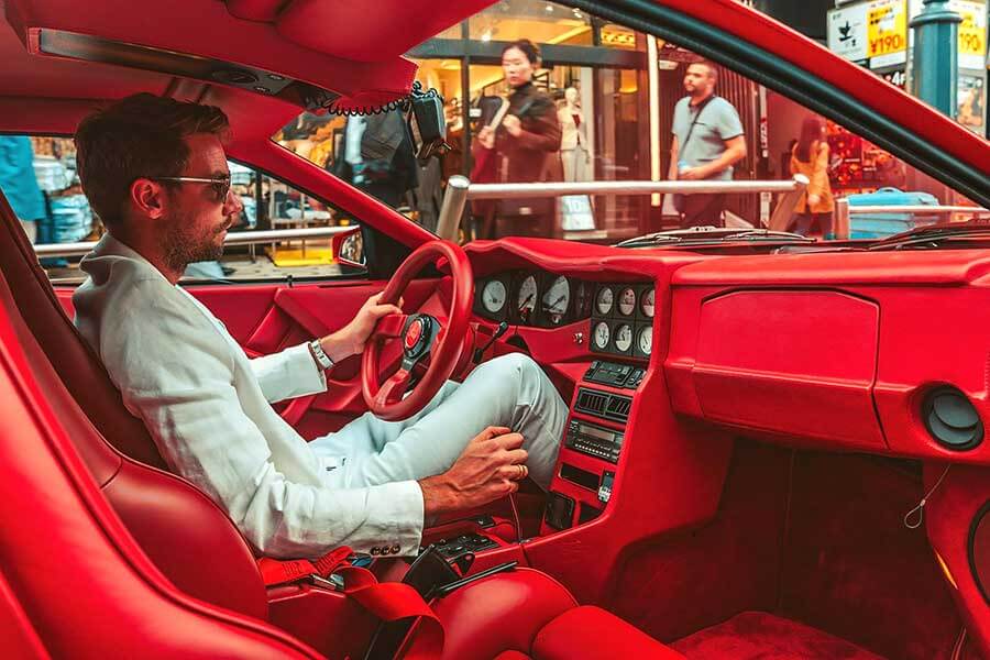 我們追查到一部訴說至狂改裝商故事的八零年代絕品Testarossa，其名曰KOENIG-SPECIALS。