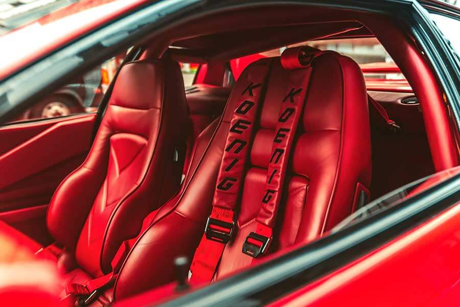 我們追查到一部訴說至狂改裝商故事的八零年代絕品Testarossa，其名曰KOENIG-SPECIALS。