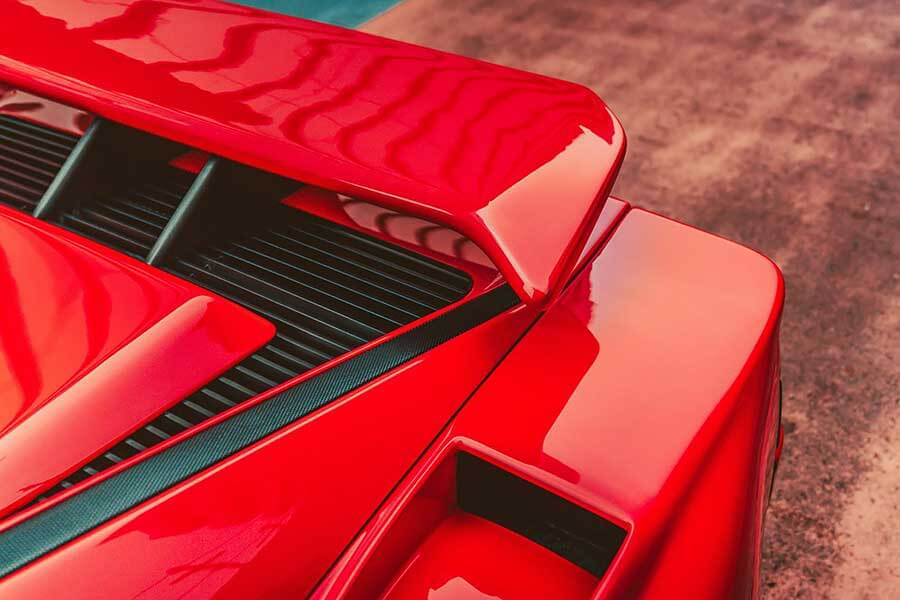 我們追查到一部訴說至狂改裝商故事的八零年代絕品Testarossa，其名曰KOENIG-SPECIALS。