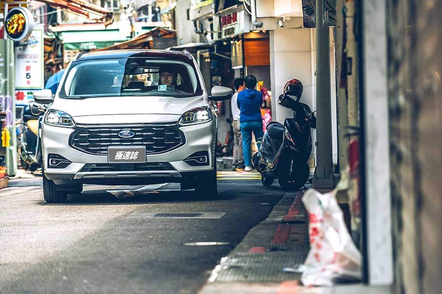 kuga-10 能文能武成為它的最大特點,中庸的行車調性親切地讓任何人輕鬆就手。