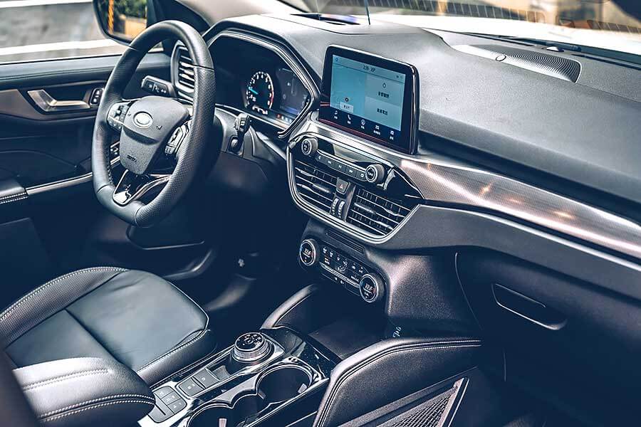 kuga-11 能文能武成為它的最大特點,中庸的行車調性親切地讓任何人輕鬆就手。