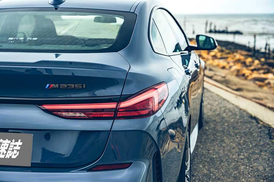 m235igc-10 BMW M235i xDrive Gran Coupé儼然是力與美的結合之作,巧妙的將優雅身段及運動風格融為一體,更為自家創下史無前例的新創舉。
