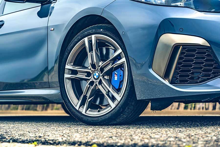 m235igc-12 BMW M235i xDrive Gran Coupé儼然是力與美的結合之作,巧妙的將優雅身段及運動風格融為一體,更為自家創下史無前例的新創舉。