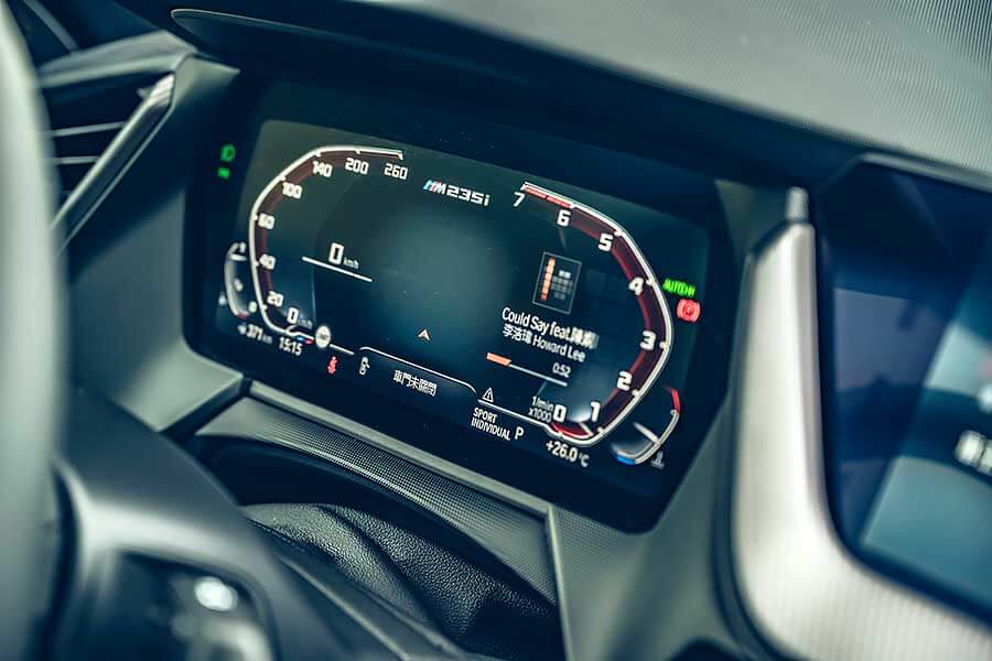 m235igc-15 BMW M235i xDrive Gran Coupé儼然是力與美的結合之作,巧妙的將優雅身段及運動風格融為一體,更為自家創下史無前例的新創舉。