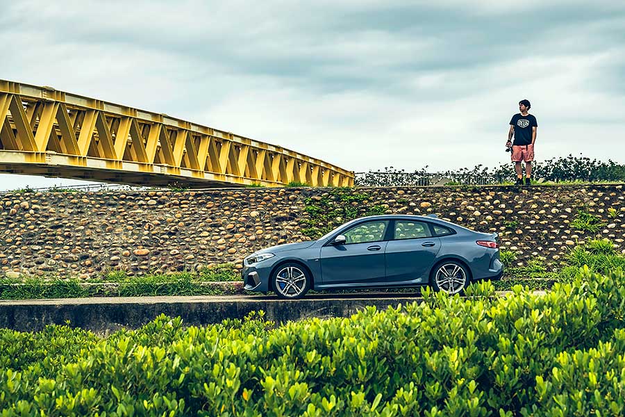 BMW M235i xDrive Gran Coupé儼然是力與美的結合之作，巧妙的將優雅身段及運動風格融為一體，更為自家創下史無前例的新創舉。