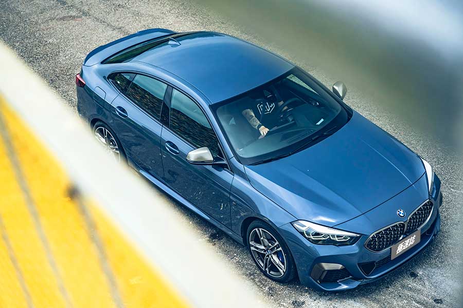 m235igc-20 BMW M235i xDrive Gran Coupé儼然是力與美的結合之作,巧妙的將優雅身段及運動風格融為一體,更為自家創下史無前例的新創舉。
