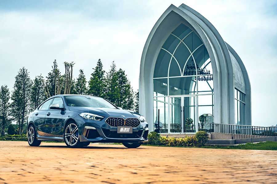 BMW M235i xDrive Gran Coupé儼然是力與美的結合之作,巧妙的將優雅身段及運動風格融為一體,更為自家創下史無前例的新創舉。