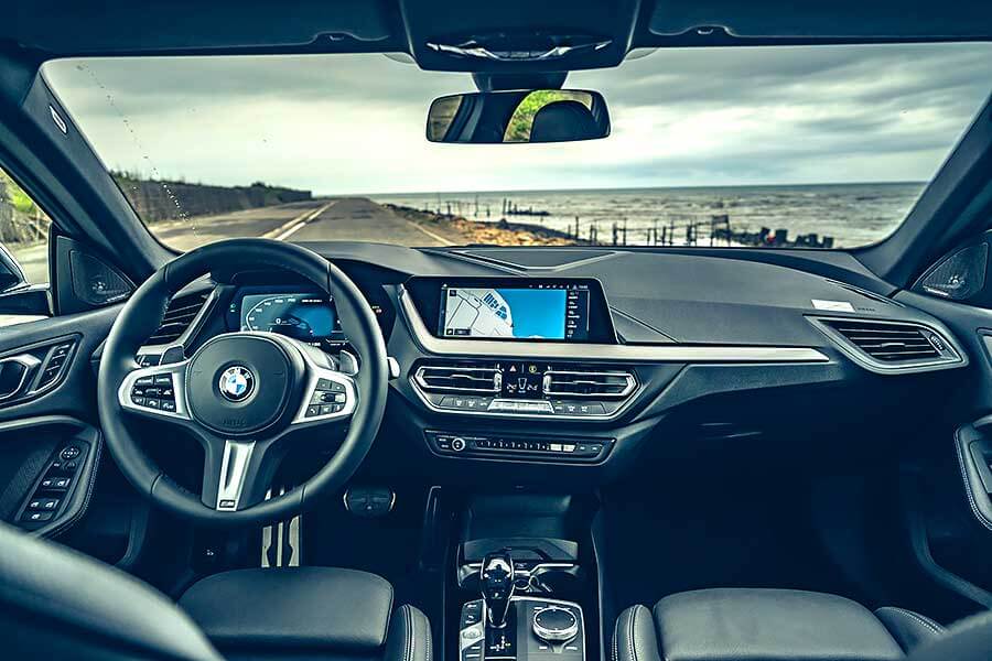 m235igc-3 BMW M235i xDrive Gran Coupé儼然是力與美的結合之作,巧妙的將優雅身段及運動風格融為一體,更為自家創下史無前例的新創舉。