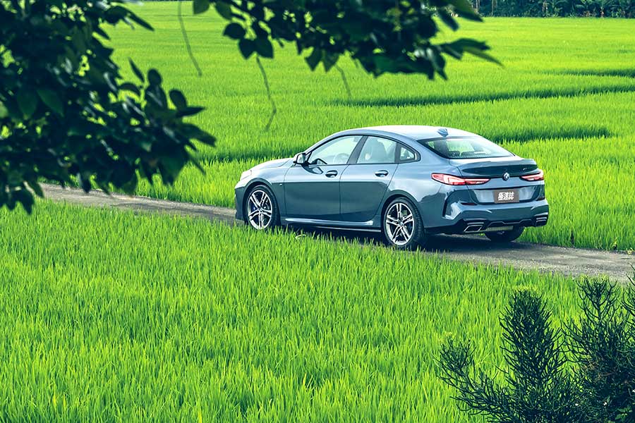 BMW M235i xDrive Gran Coupé儼然是力與美的結合之作,巧妙的將優雅身段及運動風格融為一體,更為自家創下史無前例的新創舉。