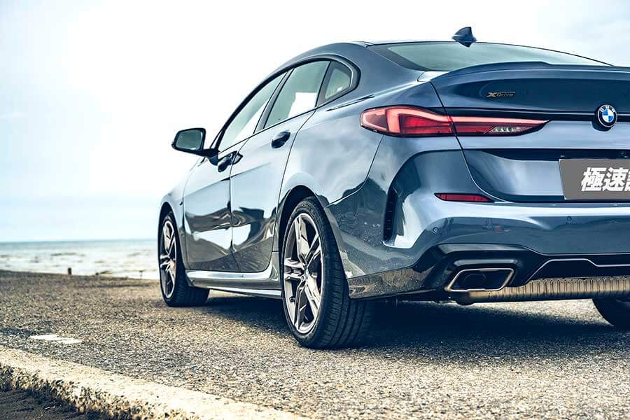 m235igc-6 BMW M235i xDrive Gran Coupé儼然是力與美的結合之作,巧妙的將優雅身段及運動風格融為一體,更為自家創下史無前例的新創舉。